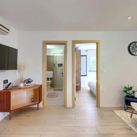 Laura By Interhome * Pula